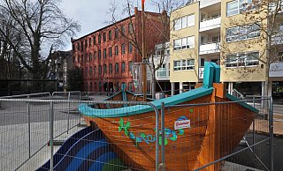 Das Spielschiff Hoppetosse auf dem Linnenbauerplatz steht noch im Bauzaun und kann nicht bespielt werden. - Frank-Michael Kiel-Steinkamp