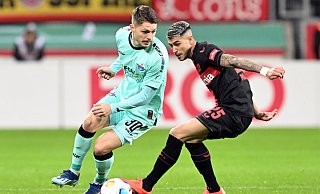 SCP-Edeltechniker Florent Muslija umkurvt in dieser Szene Leverkusens Exequiel Palacios, der jedoch in der 28. Minute das 2:0 für die Werkself erzielten sollte. - dpa/Federico Gambarini
