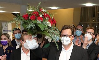 Jubel bei der SPD: Die Bünder Bürgermeisterin Susanne Rutenkröger, der Landtagsabgeordnete Christian Dahm, Almut Schwartze, Landrat Jürgen Müller und der Herforder Bürgermeister Tim Kähler gratulieren Stefan Schwartze zum Erfolg. - Frank-Michael Kiel-Steinkamp