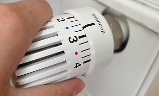 Das Heizungsthermostat regelt die Temperatur - nun gibt es Vorgaben vom land, wie warm es in den Klassenräumen sein muss. - Lena Henning