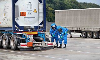 Die Feuerwehr untersucht die Stelle. - Feuerwehr Porta