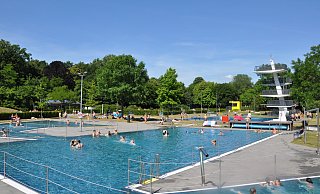 Das Rolandsbad in Paderborn hat während der Ferien täglich geöffnet. - Simon Schulz (Archivfoto)