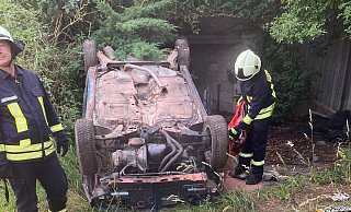 Auf den Kopf gestellt haben Unbekannte das Auto in Körbecke. - FFW Borgentreich