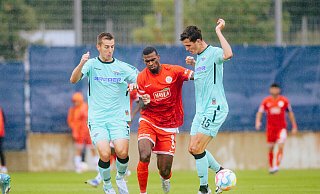 Die Paderborner Uwe Hünemeier (l.) und Tobias Müller stoppen den Ex-Schalker Haji Wiright. Foto: Besim Mazhiqi - Besim Mazhiqi