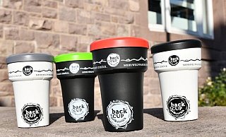 Die Mehrwegbecher „backCUP“ können beim Kreis Höxter gegen eine Gebühr für Weihnachtsfeiern in den Vereinen oder Weihnachtsmärkte in den Städten ausgeliehen werden. - Kreis Höxter
