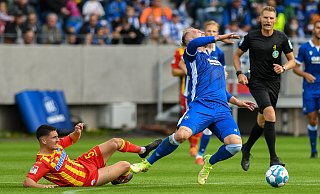 Marcel Mehlem (l.), geht hier gegen den Karlsruher Philipp Hofmann entschieden in den Zweikampf. Ähnlich energisch will der SC Paderborn auch am Freitag gegen den Karlsruher SC in die Rückrunde starten. - picture alliance / Eibner-Pressefoto