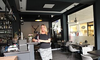 Christina Ott kümmert sich ab Freitag persönlich um ihre Gäste im "Achtender". Denen bietet sie natürlich auch den "Hirsch-Wein" an. - Heidi Froreich