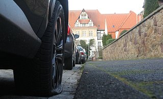 Die Reifenstecher stachen gleich bei mehreren geparkten Autos an der Motkestraße unweit des Amtsgerichts zu. - Ulf Hanke