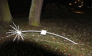 Entlang eines Fußwegs im Kurpark wurden am Späten Abend Teile der dort aufgestellten Weihnachtsbeleuchtung aus dem Boden gerissen. Foto: Polizei Minden-Lübbecke - Foto: Polizei Minden-Lübbecke