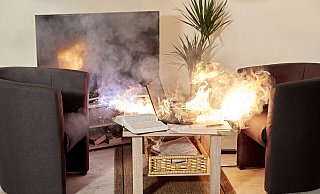 Brennende Lithium-Ionen-Akkus, beispielsweise die eines Laptops, können in der Wohnung verheerende Folgen haben. - www.ifs-ev.org / Pat Scheidemann