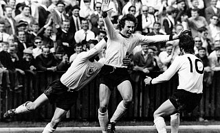 Volkter Graul (M.) jubelt hier im Juniorenteam der Nationalmannschaft gemeinsam mit Rainer Bonhof (l.) und Klaus Beverungen. - imago sportfotodienst