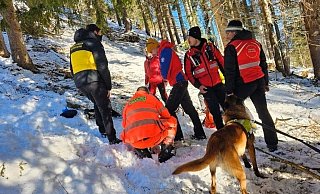 Rettungskräfte am Unglücksort im Einsatz. - --
