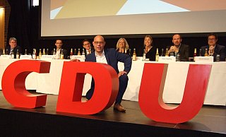 Jörg-Michael Schrader wurde mit 96 Prozent aller gültigen Stimmen im Espelkamper Bürgerhaus zum Landratskandidaten gekürt. Der Parteivorstand klatscht. - Karsten Schulz