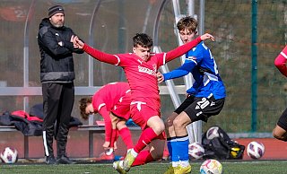 Arminia Bielefelds Glenn Gutmann (r.) im Duell mit Theesens Benjamin Govori (l.). - Andreas Zobe