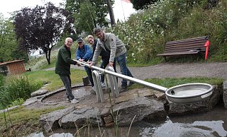 Udo Waldhoff (v. l.) Jürgen Wiek, Manuela Runte und Hans-Dieter Winkler probieren schon die Wasserkippe aus und freuen sich auf die offizielle Eröffnung der Freizeitanlage. - Uwe Müller