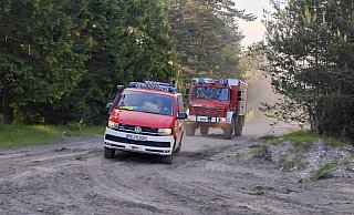 Der umgebaute Kommandowagen und das hochgeländegängige TLF4000 im gemeinsamen Übungseinsatz in der Senne. - Feuerwehr Hövelhof