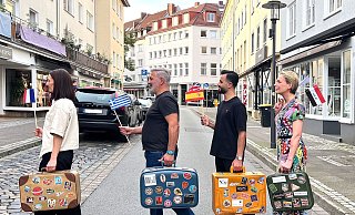 Reisefertig für die Kunden (v.l): Kira Miram, Gabriel Foulidis, Dyaar Alsaleem und Friederike von Müller mit Köfferchen und Fähnchen auf der Testrunde im Gehrenberg. - Stefan Becker Reisefertig für die Kunden (v.l): Kira Miram, Gabriel Foulidis, Dyaar Alsaleem und Friederike von Müller mit Köfferchen und Fähnchen auf der Testrunde im Gehrenberg. - Stefan Becker