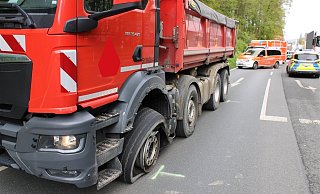 Der beschädigte Lkw war nicht mehr fahrbereit. - Polizei Minden-Lübbecke