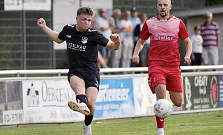 Mattis Beckmann (l.) war einer der Theesener Aktivposten beim 4:1-Erfolg über den SV Heide-Paderborn. - Peter Unger