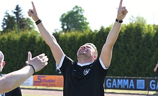 Das ist sein Moment: Lukas Dorn feiert hier in Dielingen die Bezirksmeisterschaft des TuS Lohe und den Aufstieg in die Fußball-Landesliga. Danach muss er gehen, und ist jetzt neuer Trainer des FC Bad Oeynhausen. - Jürgen Krüger