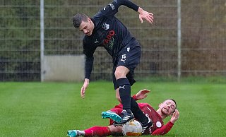 Timon Siebert, hier attackiert von einem Gegenspieler, rettete Theesen einen Punkt. - Andreas Zobe