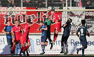 Die entscheidende Szene im Niederrheinstadion. SCW-Torhüter Marcel Hölscher kann den Ball nach einer Ecke nicht festhalten, wenige Sekunden später steht es 1:0. - Daniel Bremehr