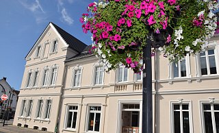 Das sanierte Haus Clasbrummel ist mit seinen einen Anstrich, den neuen Fenstern und aufgearbeiteten Stuckelementen kaum wiederzuerkennen. - Karin Prignitz