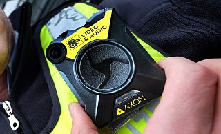 Ein Polizist zeigt die Bodycam. - Andreas Frücht