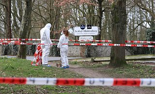 Am Sonntagmorgen, 3. März, ist die Spurensicherung der Bielefelder Polizei im Katzenholz in Spenge im Einsatz, nachdem sich dort ein Kapitaldelikt ereignet haben soll. - Claus Frickemeier