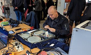 Bei Problemen mit Haushaltsgeräten helfen die Ehrenamtler in dem RepairCafé mit ihren Kenntnissen bei Reparaturen. - FabLab
