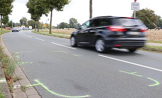 Die Markierungen auf der Fahrbahn zeigen es an: An dieser Stelle an der Franz-Kleine-Straße hat sich der Todesfall ereignet. - Holger Kosbab