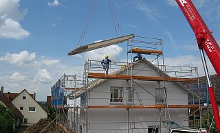 Unter anderem auf Baustellen wurde gegen die gesetzliche Arbeitsruhe verstoßen. (Symbolbild) - Nutzer "2211438"/Pixabay