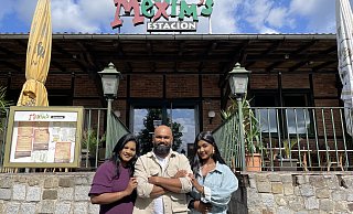 Mariadas Jeyarooban hat das "Mexim's" in Bünde übernommen. Ehefrau Noeline Marine Jeyarooban (l.) und ihre gemeinsame Tochter Jenoja unterstützen ihn. - Shannon-Lee Bendig