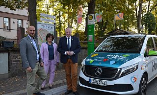 Jan Sommer, Claudia Koch und Bürgermeister Daniel Hartmann freuen sich über die Kooperation mit der Verbundgesellschaft Paderborn/Höxter. - Nicole Fischer