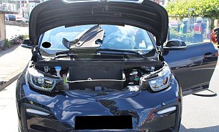 Die Stromzufuhr des BMWs wurde von den Kräften der Feuerwehr getrennt. - Polizei Minden-Lübbecke