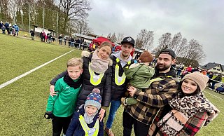 Das Klicksonar-Training soll den Kita-Kids Carlos Marcos Domenech (2, 3. v. r.) und Finn Bee (5, 3. v. l.) helfen. Glücklich darüber sind Carina und Carlo Marcos Domenech (r.) sowie Lian, Sabrina und Daniel Bee. - Jens Reddeker