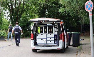 Beamte auf dem Weg zu der Stelle, an der die Polizistin schwer verletzt wurde. - Claus Frickemeier