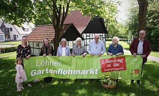 Die Organisatoren Cleo und Bianca Simchen (v. l.), Sonja Voss, Margret Nesenhöner, Lisa von Bargen, Herbert Birk, Waltraud Troche und Wilfried Held freuen sich auf den Gartenflohmarkt am Museum. - Felix Eisele
