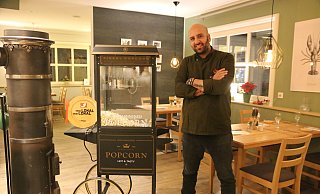 Erkan Yilmaz hat mit dem Fusion sein eigenes Restaurant eröffnet. Auch wenn die Speisekarte regelmäßig variiert, frisches Popcorn gibt es immer. - Anthea Moschner