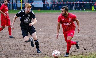 Türk Sports Mert Bozkurt (r.) zog reihenweise Gegenspieler vom TuS Lipperreihe auf sich. Der FC gewann gegen einen guten Gegner letztlich verdient und ungefährdet 2:0. - Andreas Zobe
