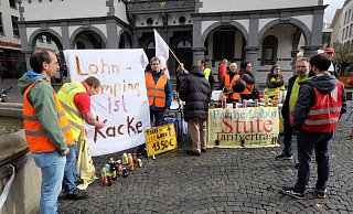 Mitarbeiterinnen und Mitarbeiter des Faethe Labor streiken bereits in der vierten Woche für einen Tarifvertrag. Am Mittwoch machten sie vor dem Rathaus darauf aufmerksam. - Hans-Hermann Igges