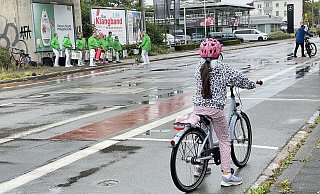 Die Trommelgruppe "Samba Primeiro" sorgte auf der Strecke für wärmende Rhythmen - bevorzugt regengeschützt unter Brücken. - Natalie Gottwald