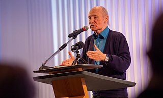 Etwa 100 Menschen hören Drewermann in Paderborn zu. - Niklas Tüns