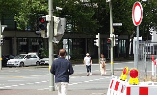 Nicht jeder lässt sich von der roten Ampel aufhalten. - Simon Kaufmann
