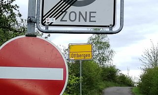 Bei dem zur Einbahnstraße umgewandelten Bereich handelt es sich um etwa 300 Meter langen einspurigen Feldweg in der Verlängerung des Grünenbergs. Montagmittag galt dort noch: Durchfahrt verboten. - Burkhard Battran