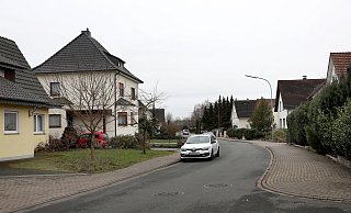 Der Altensenner Weg, hier aus Richtung Elverdisser Straße fotografiert, soll Fahrradzone werden. Weil ein Anlieger das nicht will, muss die Stadtverwaltung nun umfangreiche Vorarbeit leisten. - Frank-Michael Kiel-Steinkamp
