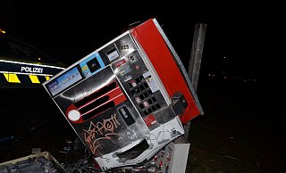 Die Kriminalpolizei ist auf der Suche nach weiteren Zeugen, die Angaben zur Zerstörung des Automaten in der Nacht machen können. - Polizei Herford