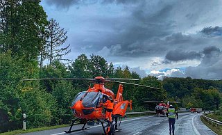 Bei dem schweren Unfall auf der Bundesstraße 252 waren zwei Rettungshubschrauber im Einsatz. - Feuerwehr Brakel
