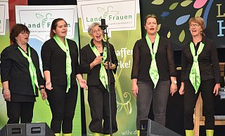Die Stacheligen Landfrauen singen zur Eröffnung. - Thomas Kube