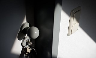 Erst die Mutter des Angeklagten kann ihn dazu bringen, seinen Nachbarn zu befreien. - Friso Gentsch